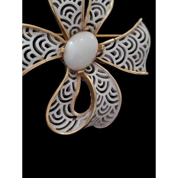 Vintage CROWN TRIFARI GOLD PLATED WHITE CABOCHON ENAMEL LACE RIBBON BOW BROOCH - Picture 5 of 11